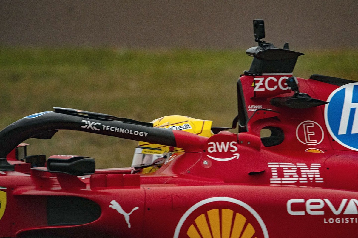 Hamilton vuelve a las bases: casco amarillo para su estreno con Ferrari