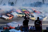 VÍDEO: Acidente envolvendo mais de 20 carros interrompe corrida da NASCAR em Atlanta