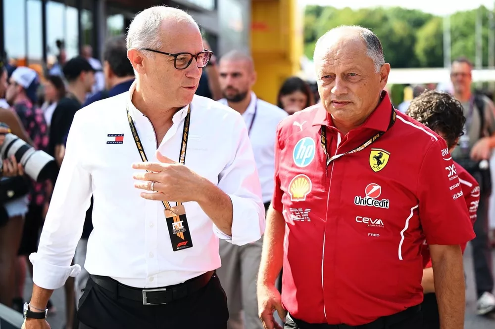 Stefano Domenicali, CEO de la F1, y Frederic Vasseur, jefe de la Scuderia Ferrari