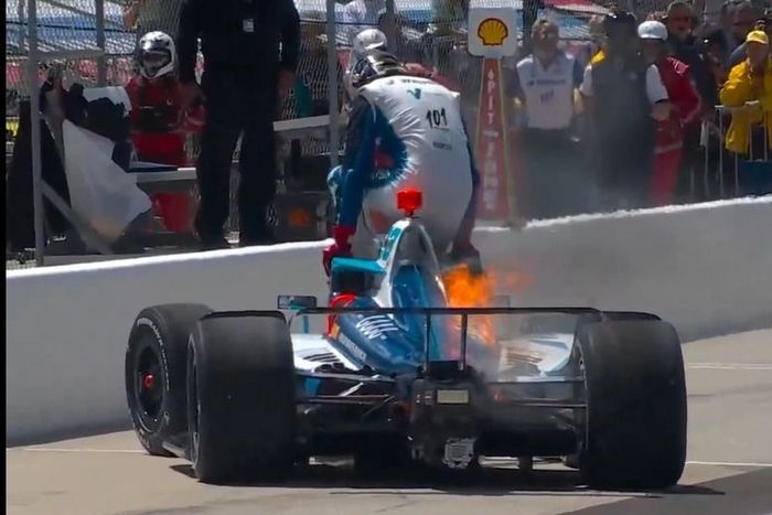 VÍDEO Indy: Carro pega fogo durante Carb Day