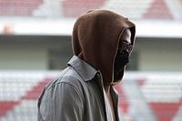 F1: Hamilton &eacute; flagrado 'espiando' garagem da Red Bull e outras equipes nos testes de Barcelona