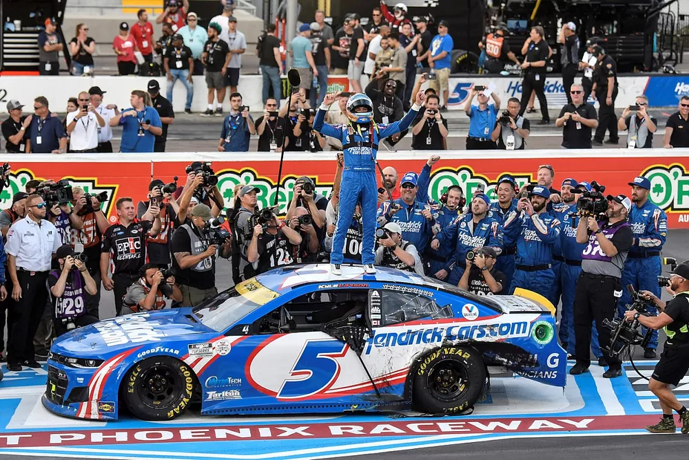Campe&oacute;n Kyle Larson, Hendrick Motorsports, Chevrolet Camaro HendrickCars.com