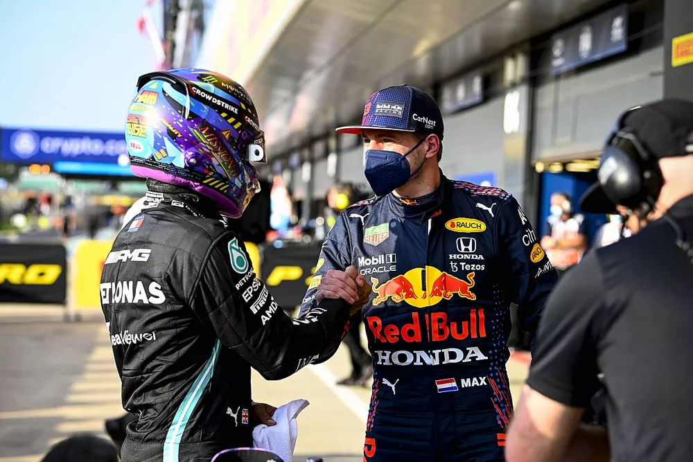 Lewis Hamilton, Mercedes et Max Verstappen, Red Bull Racing, en discussion dans le parc ferm&eacute;