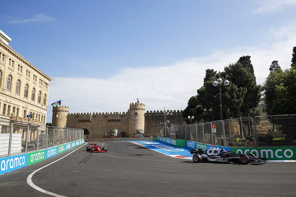 Pierre Gasly, AlphaTauri AT02, Carlos Sainz Jr., Ferrari SF21