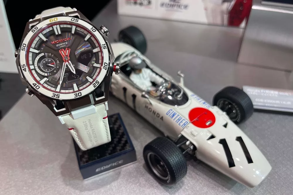 EDIFICE Honda F1初優勝60周年記念ECB-2300HR-1AJR カシオEDIFICE、ホンダF1初優勝60周年記念特別モデルを発表。RA272の