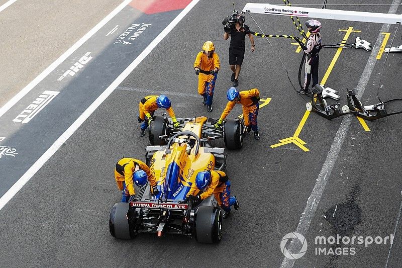 Lando Norris, McLaren MCL34, sufre un problema con su rueda izquierda durante su primera parada en boxes