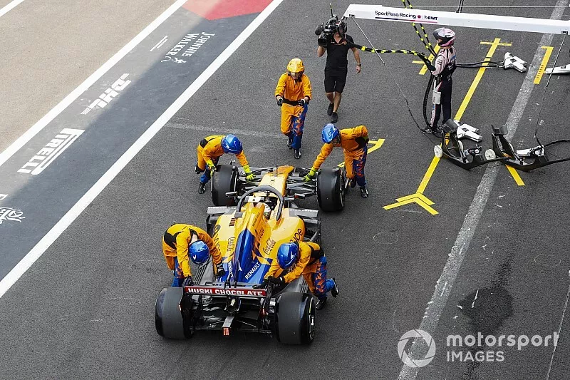 Lando Norris, McLaren MCL34, sufre un problema con su rueda izquierda durante su primera parada en boxes
