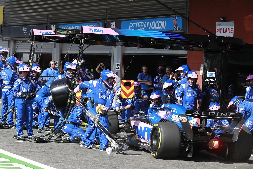 Fernando Alonso, Alpine A522, maakt een pitstop