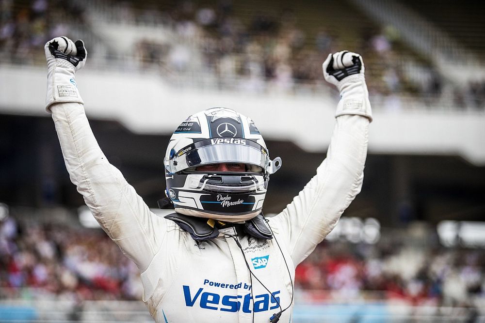 	
Stoffel Vandoorne, Mercedes-Benz EQ, segundo, llega al parque cerrado tras asegurarse el título 