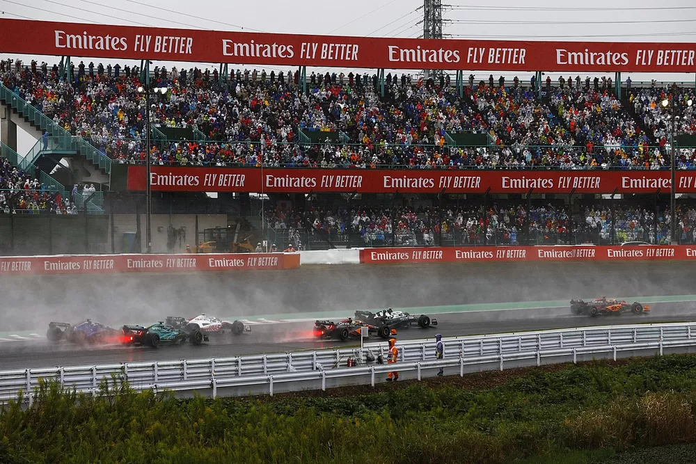 Daniel Ricciardo, McLaren MCL36, Yuki Tsunoda, AlphaTauri AT03, Lando Norris, McLaren MCL36, Mick Schumacher, Haas VF-22, the remainder of the field at the start