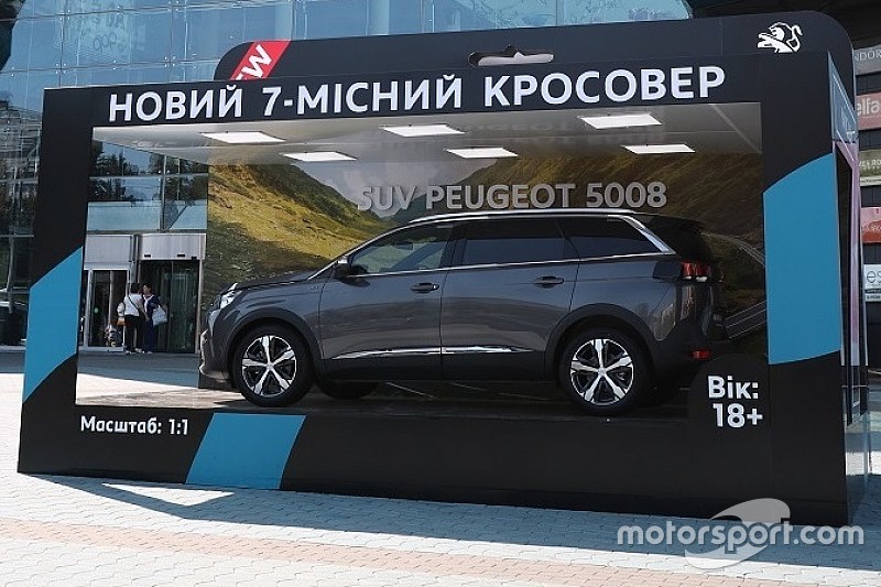 У Києві новий Peugeot 5008 виставили у коробці з під іграшки