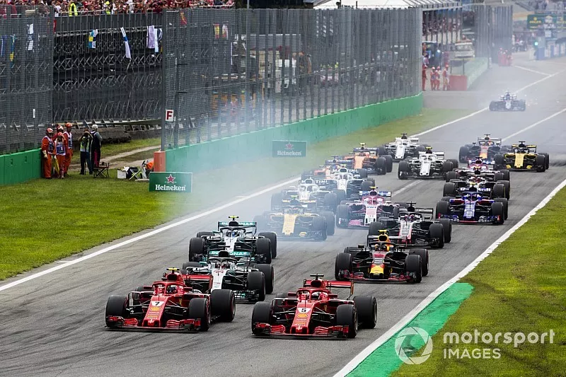 Kimi Raikkonen, Ferrari SF71H, Sebastian Vettel, Ferrari SF71H, Lewis Hamilton, Mercedes AMG F1 W09, Valtteri Bottas, Mercedes AMG F1 W09, Max Verstappen, Red Bull Racing RB14 Tag Heuer, and the rest of the field at the start of the race