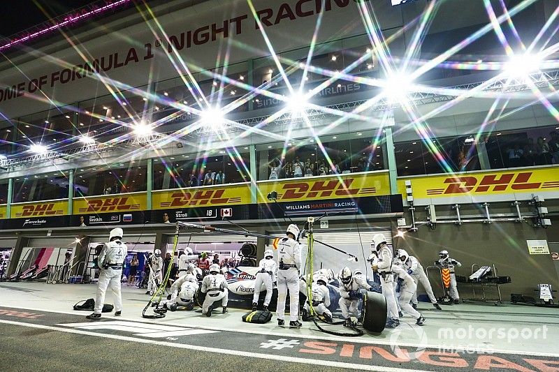 Lance Stroll, Williams FW41, wykonuje pit stop