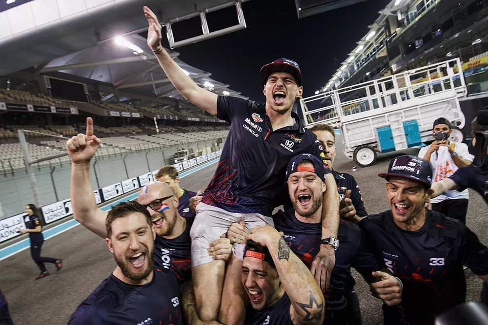 Max Verstappen, Red Bull Racing, viert feest met teamleden