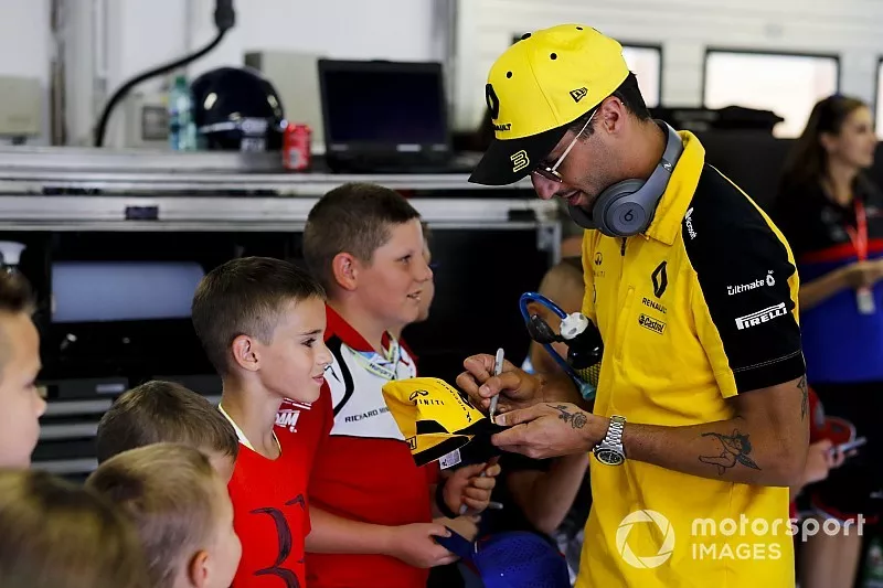 Daniel Ricciardo, Renault F1 Team firma un aut&oacute;grafo para un Grid Kid