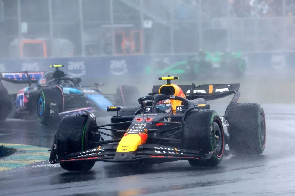 Sergio Perez, Red Bull Racing RB20, Pierre Gasly, Alpine A524