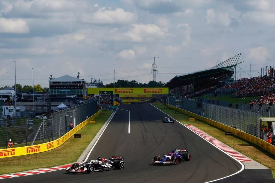 Kevin Magnussen, Haas VF-24, Daniel Ricciardo, RB F1 Team VCARB 01, Esteban Ocon, Alpine A524