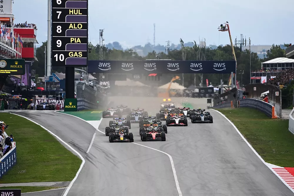 Arrancada Max Verstappen, Red Bull Racing RB19, Carlos Sainz, Ferrari SF-23, Lewis Hamilton, Mercedes F1 W14, Lance Stroll, Aston Martin AMR23, Lando Norris, McLaren MCL60, el resto de la parrilla en la salida.
