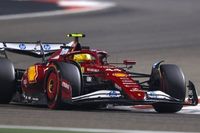 F1: Hamilton admite que precisa mudar estilo de pilotagem na Ferrari