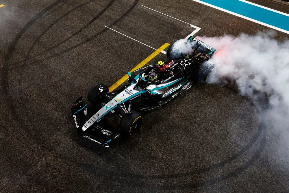 Lewis Hamilton, Mercedes F1 W15, fait des donuts sur la grille