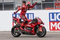 M&aacute;rquez esquiva el caos para pasar el rodillo y extender su dominio en Sachsenring 