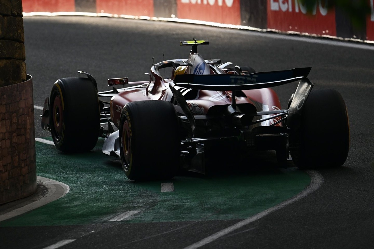HAAS F1 ロマングロージャン 1/2ヘルメット　オートグラフ入り。 HAAS F1 ロマングロージャン 1/2ヘルメット オートグラフ入り