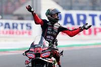 Bezzecchi gana la sprint de Misano tras una caída de Marc Márquez