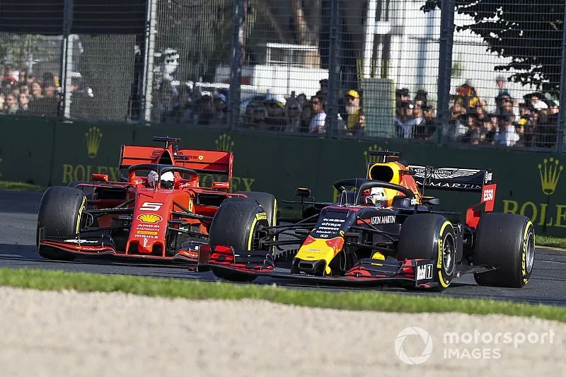 Max Verstappen, Red Bull Racing RB15 en Sebastian Vettel, Ferrari SF90 