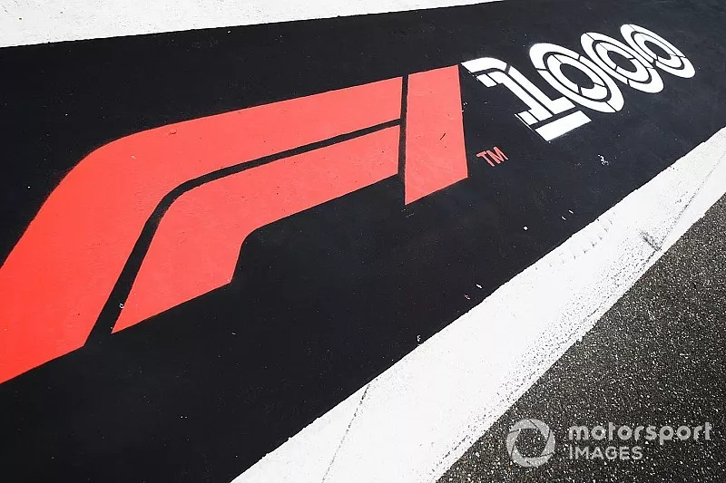 Marca de la carrera 1000 en pit lane