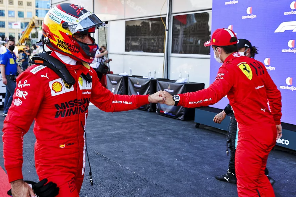 Ganador de la pole Charles Leclerc, Ferrari y Carlos Sainz Jr., Ferrari
