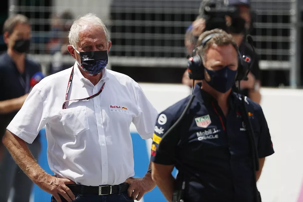 Helmut Marko, asesor de Red Bull Racing, y Christian Horner, director del equipo de Red Bull Racing, en la parrilla