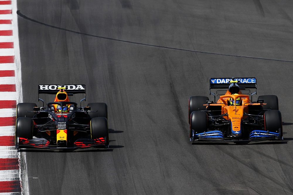 Sergio Pérez, Red Bull Racing RB16B, Lando Norris, McLaren MCL35M