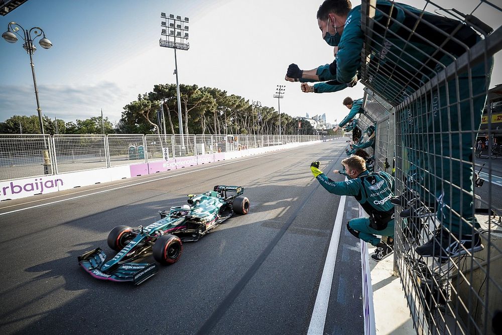 Sebastian Vettel, Aston Martin AMR21, 2nd position, is cheered over the line by his team