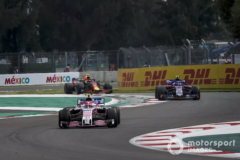 Esteban Ocon, Racing Point Force India VJM11 and Pierre Gasly, Scuderia Toro Rosso STR13 