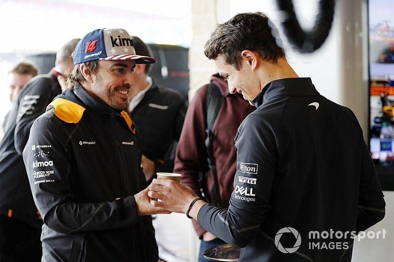 Lando Norris, McLaren, trae una taza de té para Fernando Alonso, McLaren.