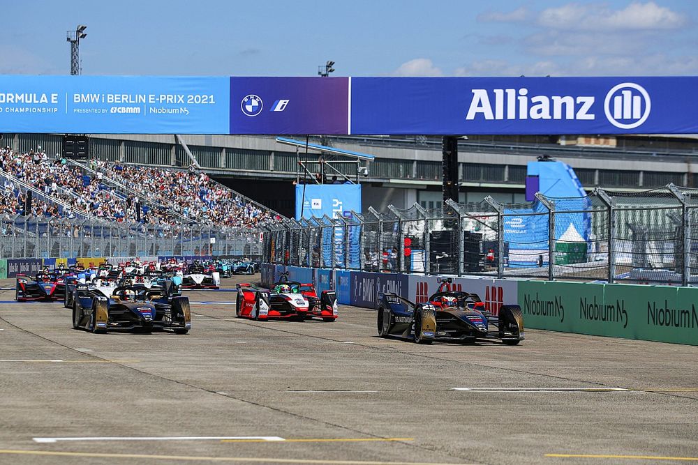 Jean-Eric Vergne, DS Techeetah, DS E-Tense FE21, prepares to lead Antonio Felix Da Costa, DS Techeetah, DS E-Tense FE21, Lucas Di Grassi, Audi Sport ABT Schaeffler, Audi e-tron FE07, Edoardo Mortara, Venturi Racing, Silver Arrow 02, at the start
