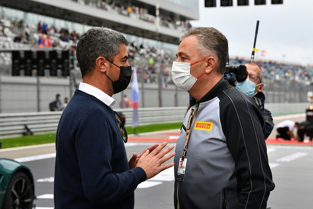 Michael Masi, Director de Carrera de la FIA, con Mario Isola, Director de Carrera de Pirelli Motorsport, en la parrilla de salida