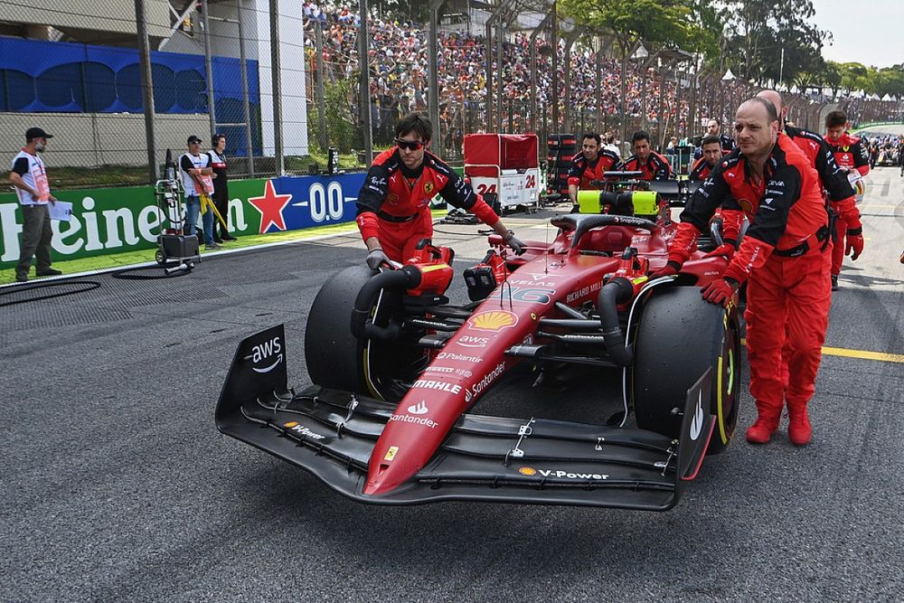 Mec&aacute;nicos en la parrilla con el coche de Charles Leclerc, Ferrari F1-75