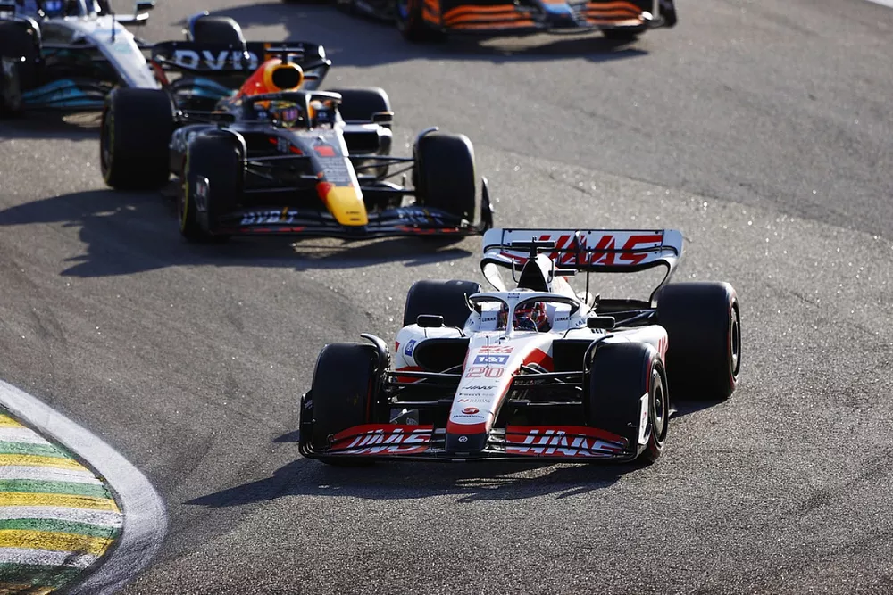 Kevin Magnussen, Haas VF-22, Max Verstappen, Red Bull Racing RB18