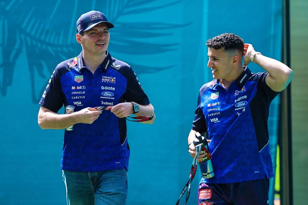 Verstappen e Hadjar giocano a fare i burloni: il video della Red Bull che sta facendo il giro del web