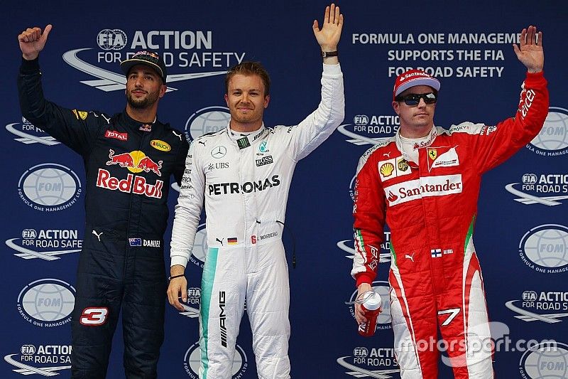 El autor de la pole, Nico Rosberg, Mercedes AMG F1 Team, el segundo clasificado, Daniel Ricciardo, R