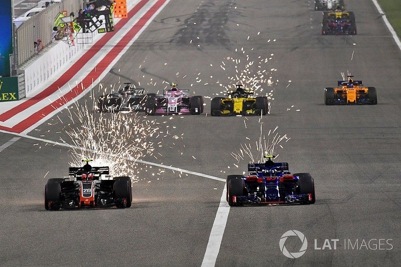 Romain Grosjean, Haas F1 Team VF-18 and Pierre Gasly, Scuderia Toro Rosso STR13 battle