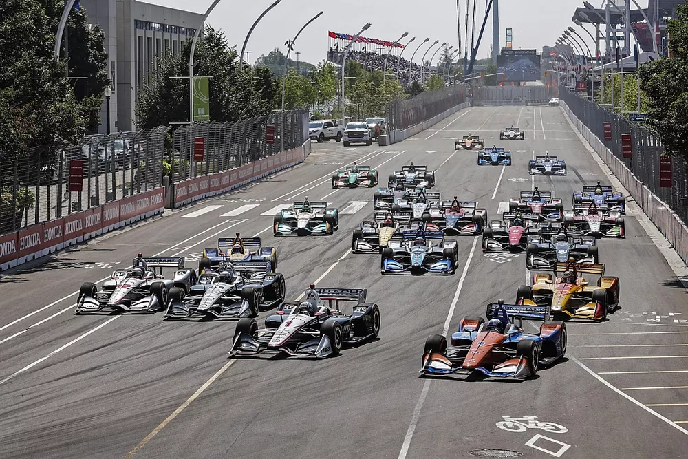 Josef Newgarden, Team Penske Chevrolet, Scott Dixon, Chip Ganassi Racing Honda lead at the start