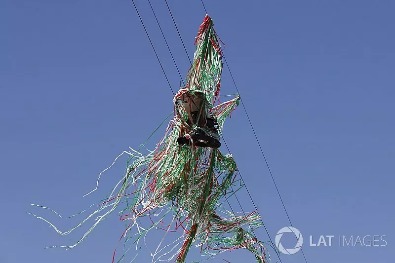 Streamers tangled up, a roving cameras cable system