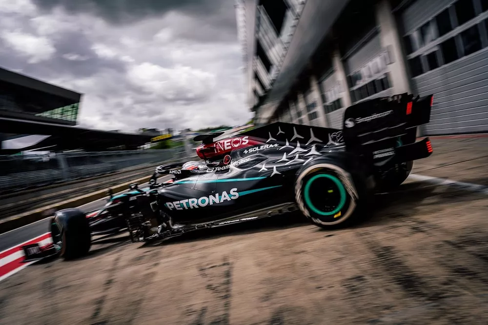 Andrea Kimi Antonelli prowadzi Mercedesa W12