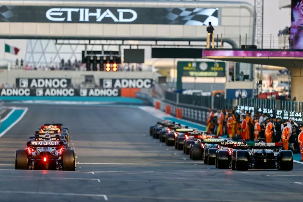 Logan Sargeant, Williams FW45, Zhou Guanyu, Alfa Romeo C43, prepare to chase the pack at the start