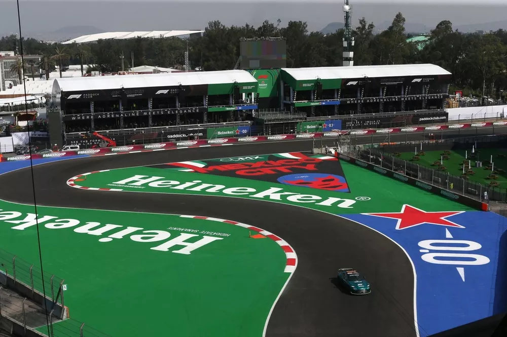 De Aston Martin Vantage Safety Car op het circuit