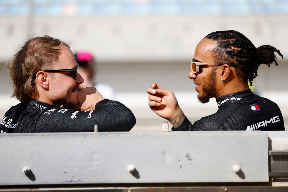 Valtteri Bottas, Alfa Romeo F1 Team, speaks with Lewis Hamilton, Mercedes-AMG