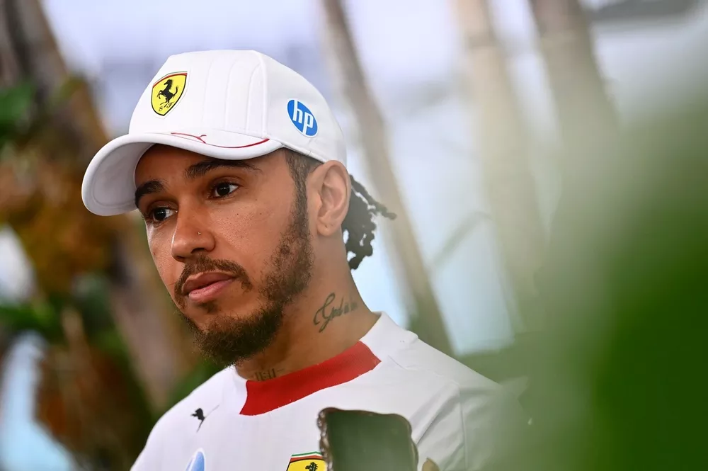Hamilton depois de uma discuss&atilde;o no r&aacute;dio: "N&atilde;o se desculpe por ser um lutador"
