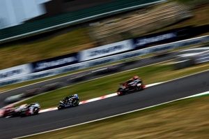 鈴鹿8耐：決勝レース4時間｜転倒・トラブル続発！　スズキCNチャレンジもクラッシュ……ホンダは絶好調トップ快走